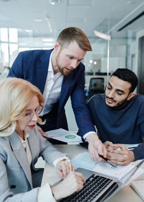 free-photo-business-people-meeting-office-working (1)